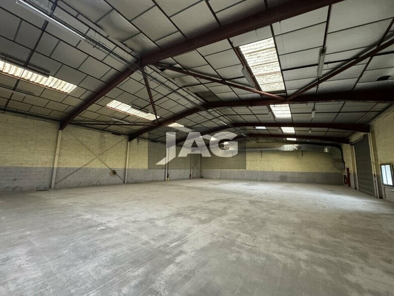 Light Industrial in Pusignan to rent - Interior Photo - Image 2 of 10
