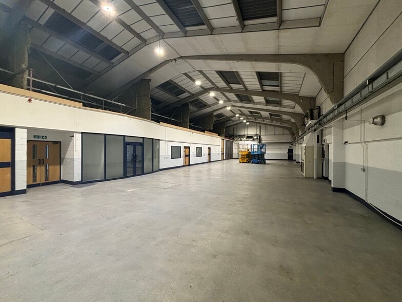 110 Morden Rd, Mitcham to rent - Building Photo - Image 2 of 5