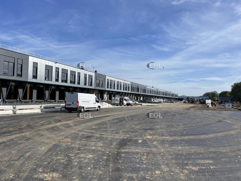 Industrial in Trappes to rent - Construction Photo - Image 1 of 1