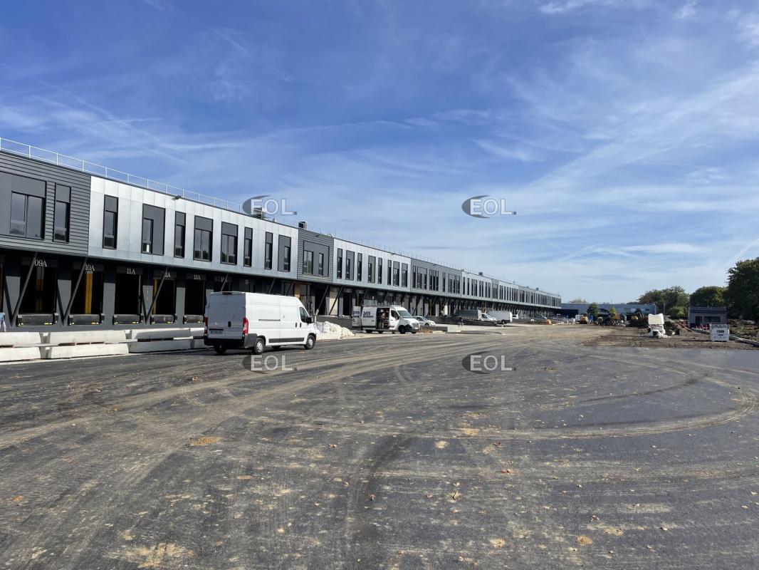 Industrial in Trappes to rent Construction Photo- Image 1 of 2
