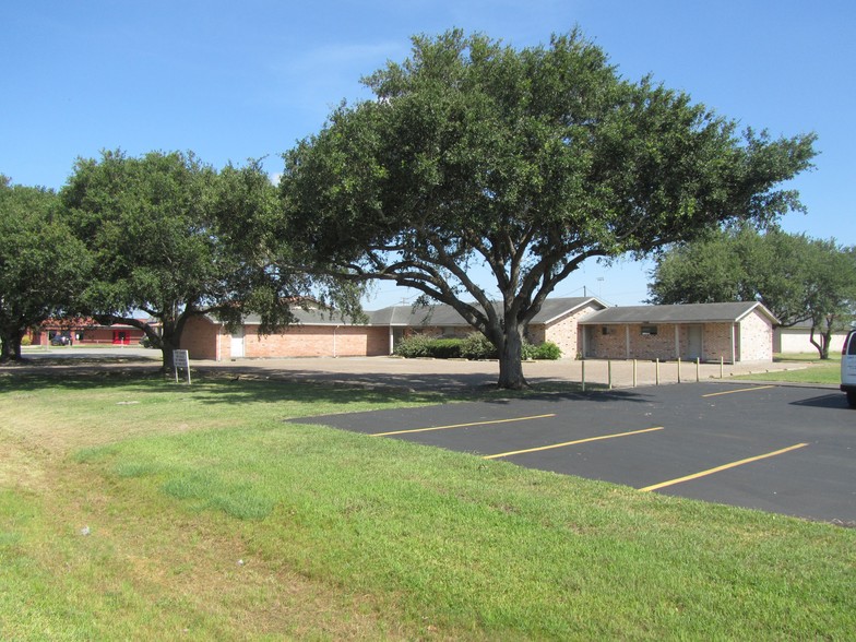 1133 E Sinton St, Sinton, TX for sale - Building Photo - Image 2 of 9