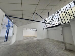 Light Industrial in Montreuil to rent Interior Photo- Image 2 of 3