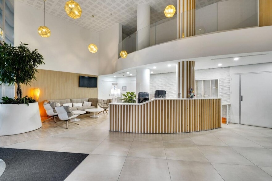 2 Place Des Vosges, Courbevoie to rent - Building Photo - Image 3 of 19