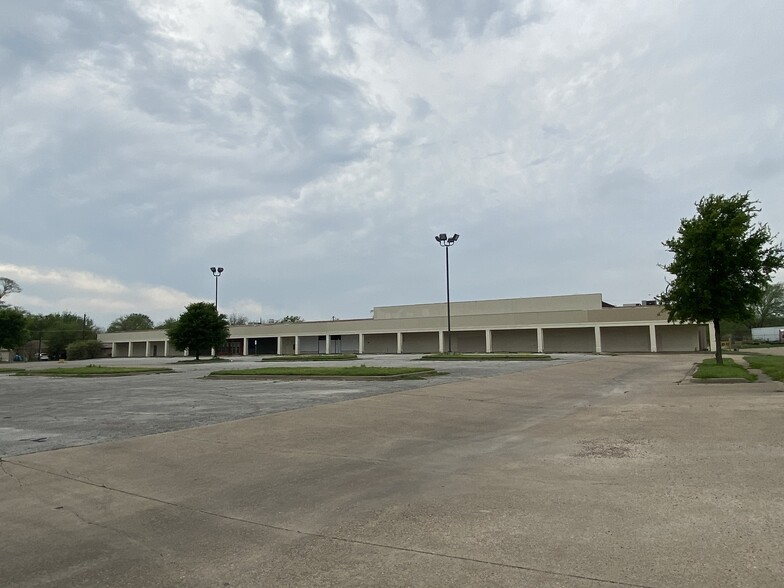 919 N Dallas Ave, Lancaster, TX for rent - Building Photo - Image 1 of 4