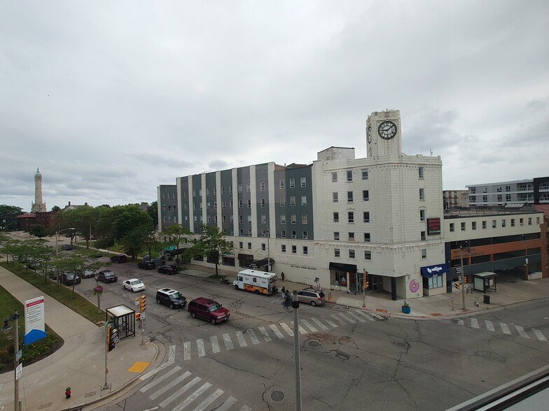 2252-2266 N Prospect Ave, Milwaukee, WI for rent - Building Photo - Image 2 of 8