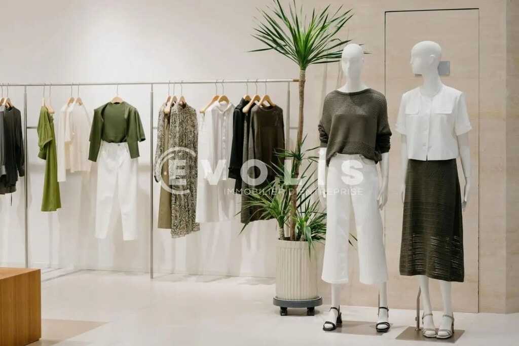 Location Commerce 200 m² - Photo 1