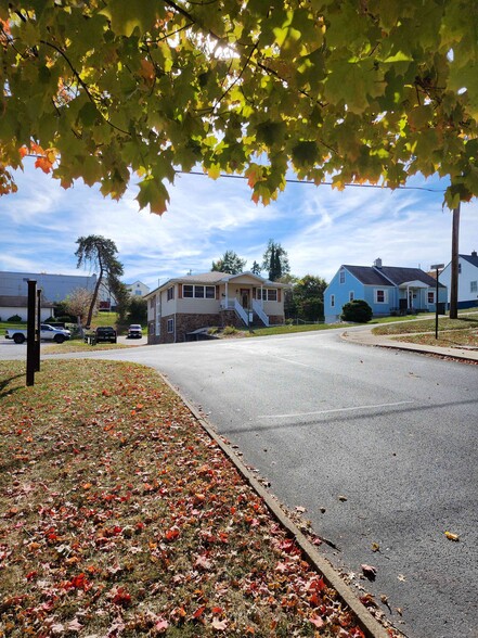 104 Newell Ave, Saint Clairsville, OH for sale - Primary Photo - Image 1 of 26