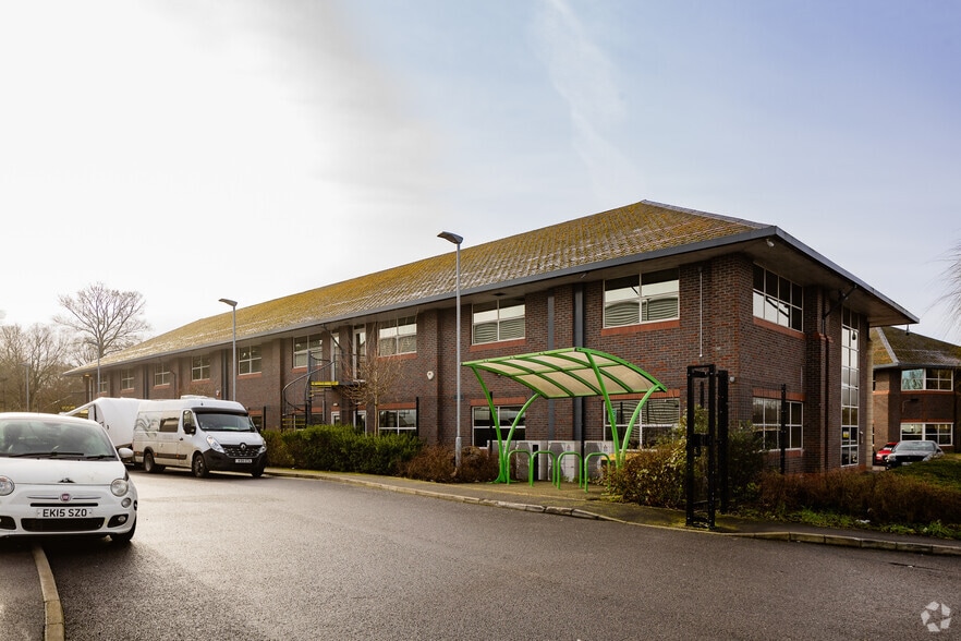 Forsyth Rd, Woking to rent - Building Photo - Image 2 of 2