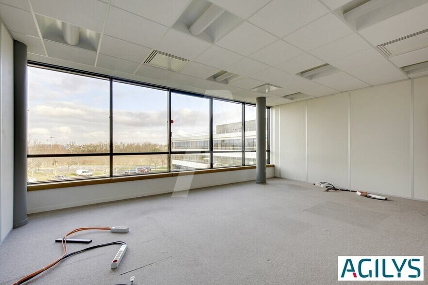 Route De L'orme, Saclay to rent - Interior Photo - Image 2 of 12