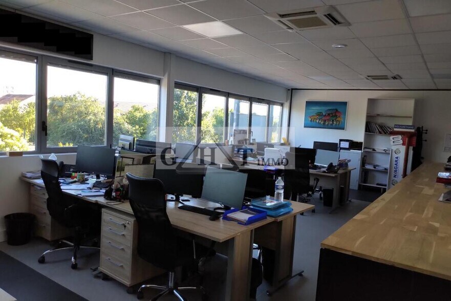 Office in Stains for sale - Interior Photo - Image 1 of 12