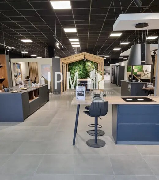 Retail in Gémenos to rent - Interior Photo - Image 1 of 5