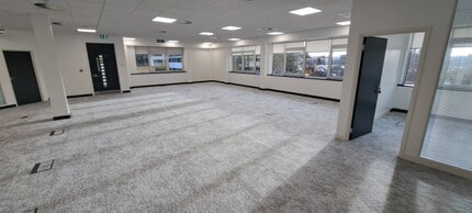 2 Lyon Way, Camberley to rent Interior Photo- Image 2 of 4