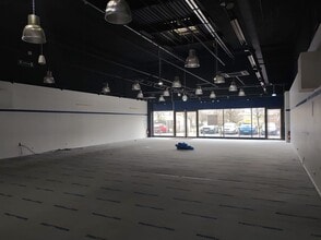 Retail in Fresnes to rent Interior Photo- Image 2 of 4