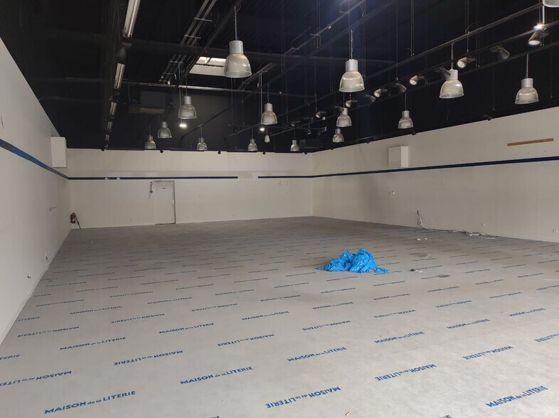 Retail in Fresnes to rent - Interior Photo - Image 3 of 5