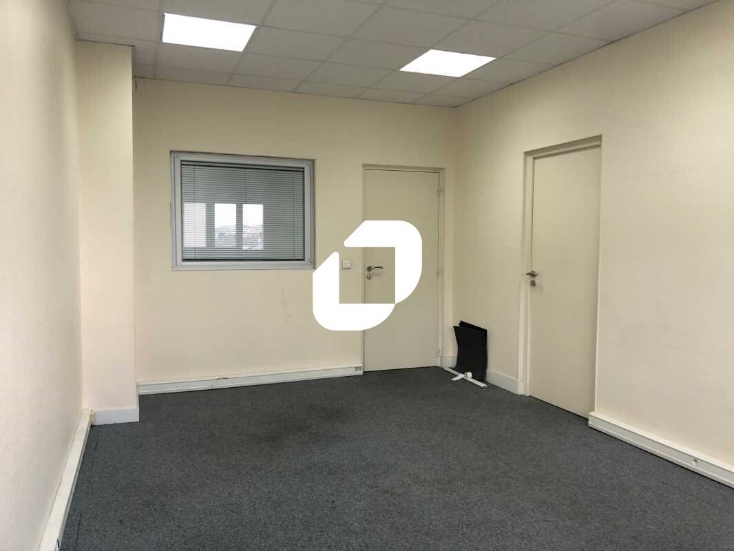 Office in Le Plessis-Bouchard to rent Interior Photo- Image 1 of 11