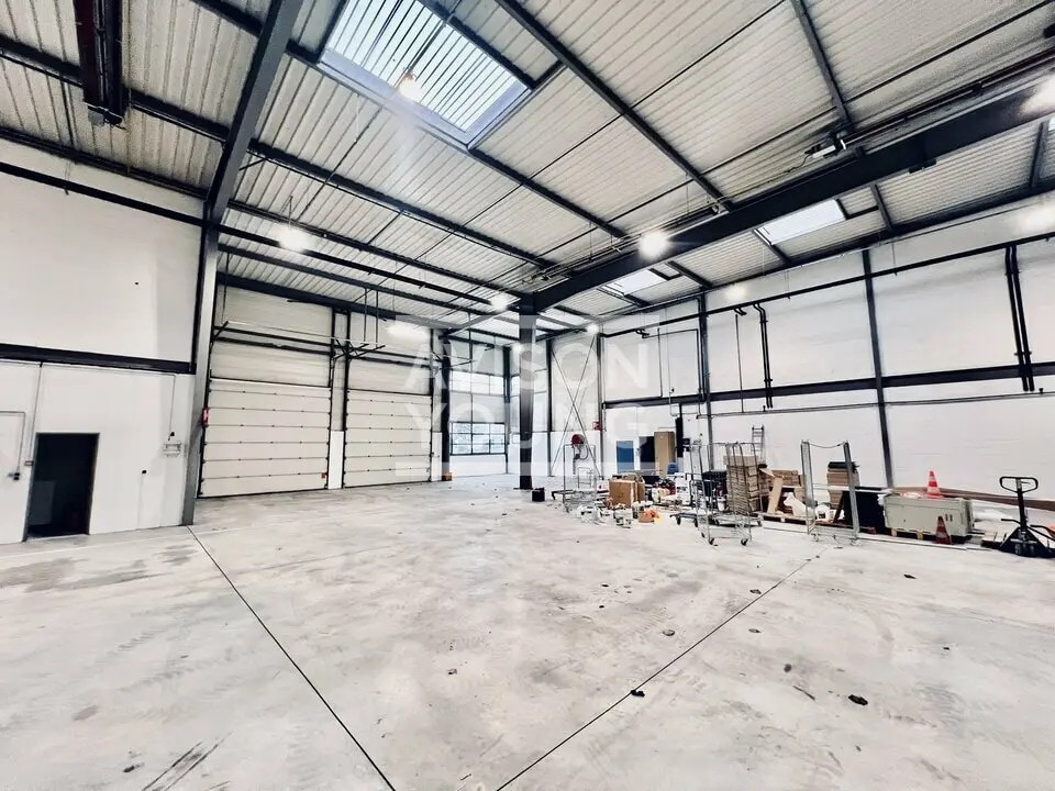 Light Industrial in La Courneuve to rent Building Photo- Image 1 of 9