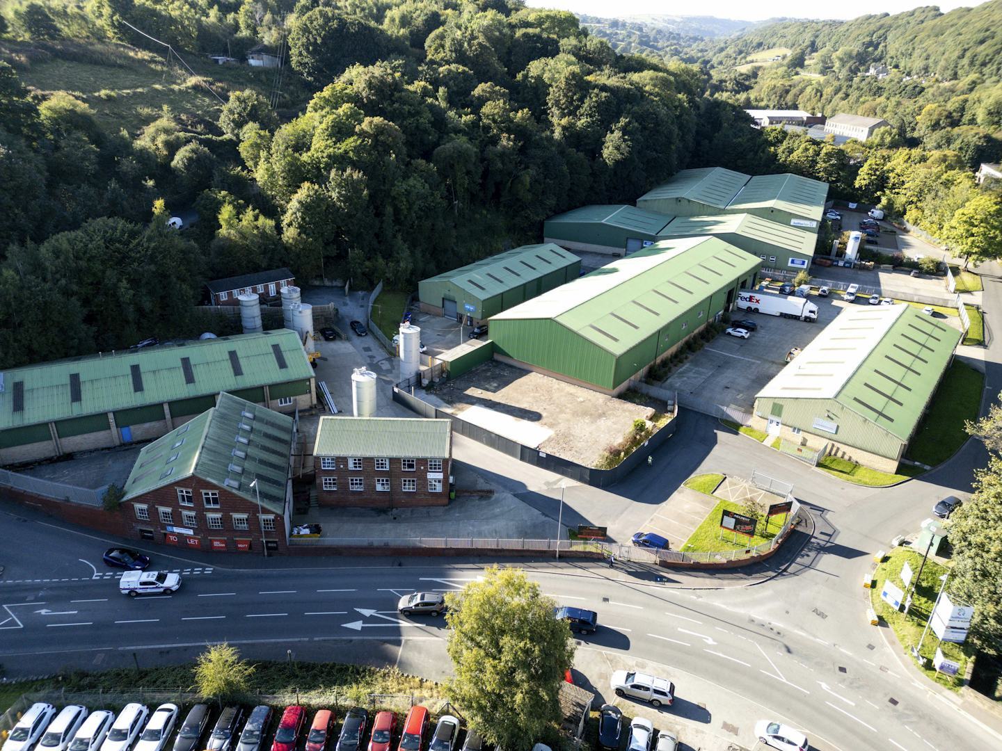 Elland Rd, Brighouse to rent Building Photo- Image 1 of 1