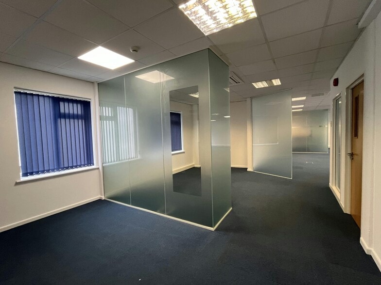 25 High St, Banbury to rent - Building Photo - Image 2 of 32