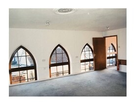 High St, Lane End to rent Interior Photo- Image 2 of 3