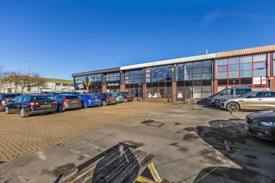 Lysander Rd, Salisbury to rent - Building Photo - Image 3 of 50