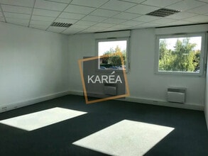 Office in Magny-le-Hongre to rent Building Photo- Image 2 of 3