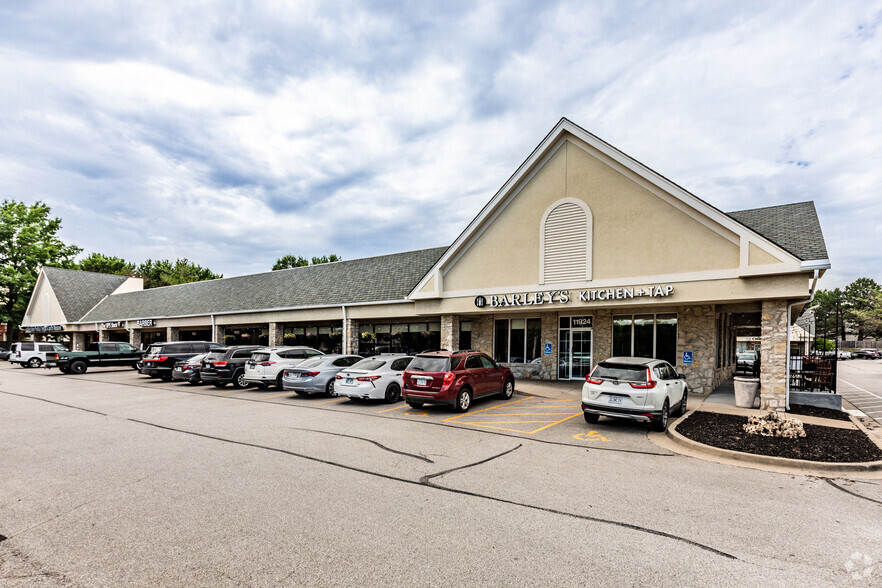 11800-11922 W 119th St, Overland Park, KS for rent - Building Photo - Image 1 of 12