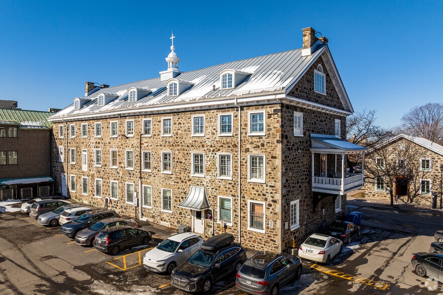 32 Rue Saint-Charles, Longueuil, QC to rent - Building Photo - Image 2 of 32