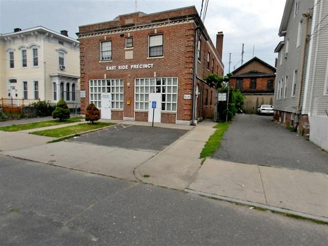 135 Clarence St, Bridgeport, CT for rent - Building Photo - Image 1 of 15