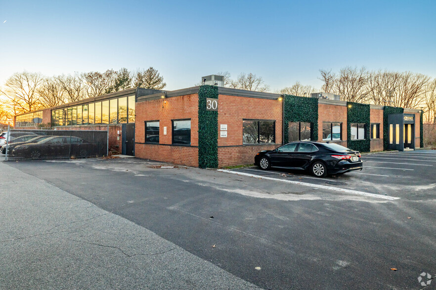 30 Commercial Ct, Plainview, NY for sale - Primary Photo - Image 1 of 1