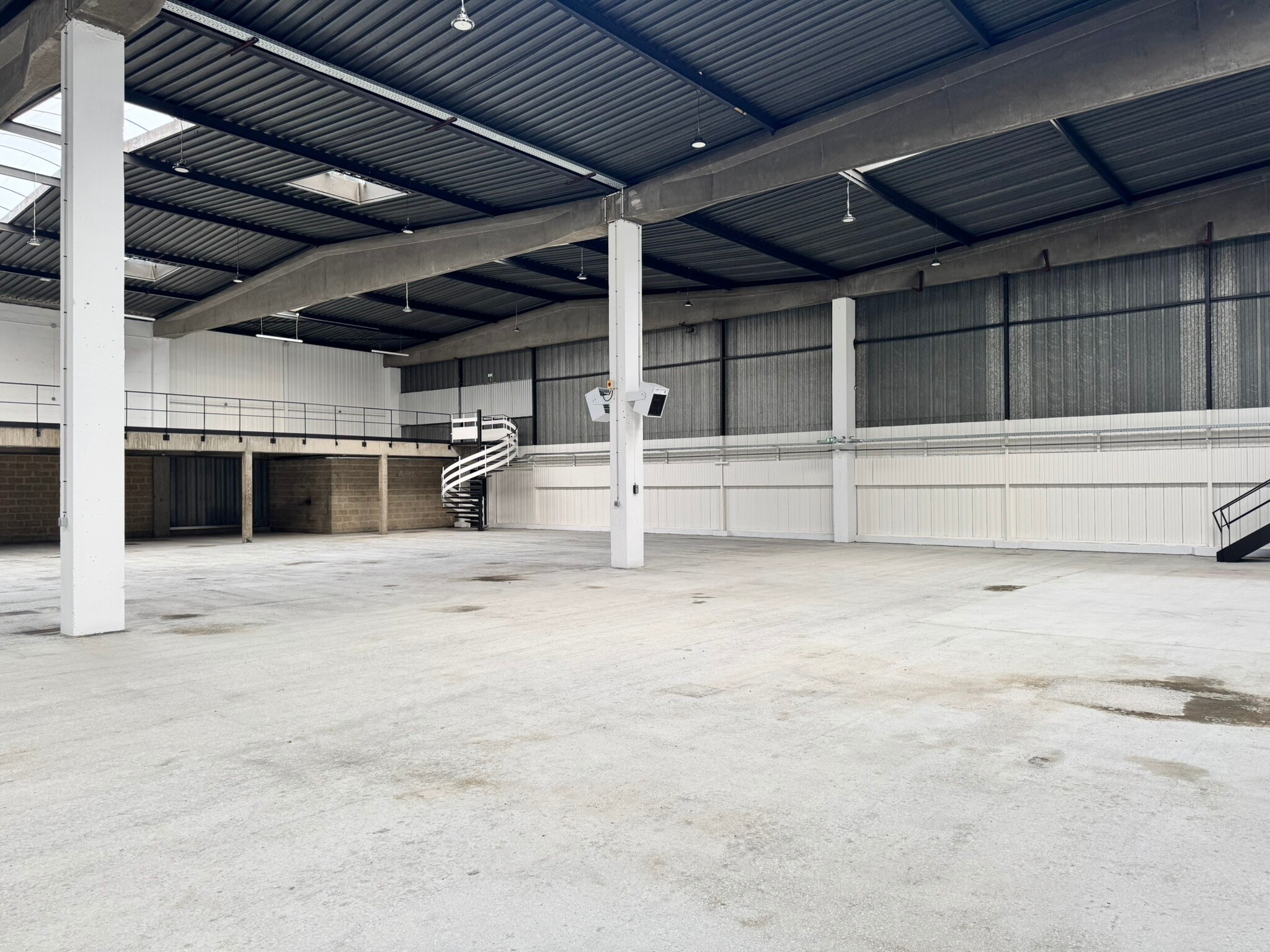 Industrial in Saint-Ouen-l'Aumône to rent Interior Photo- Image 1 of 13