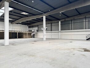 Industrial in Saint-Ouen-l'Aumône to rent Interior Photo- Image 1 of 13