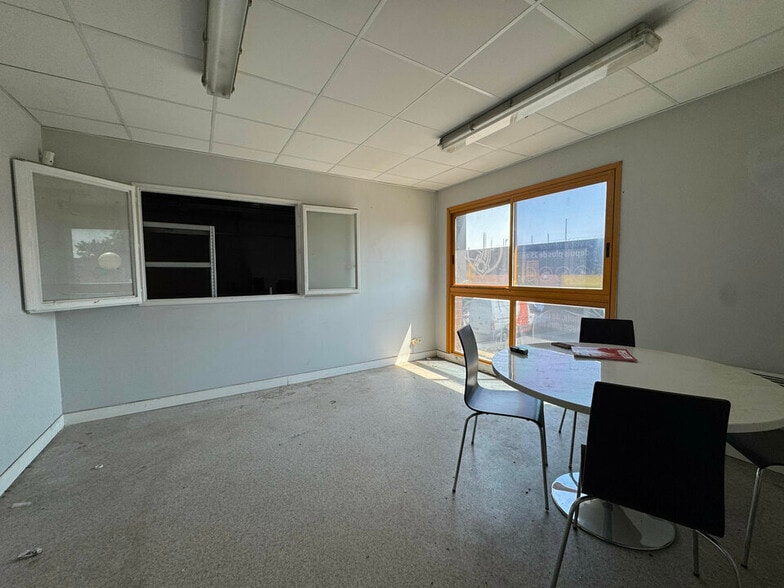 Light Industrial in Saint Ouen L Aumone to rent - Interior Photo - Image 3 of 6