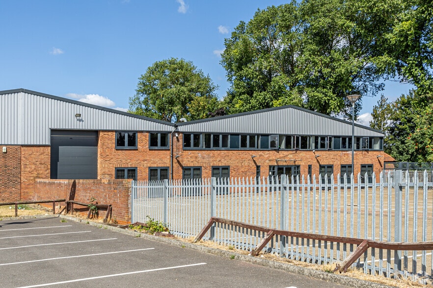 500 Purley Way, Croydon to rent - Building Photo - Image 3 of 3