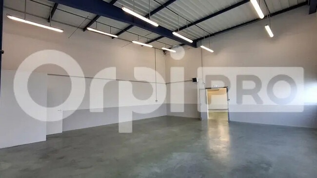 Location Entrepôt 266 m²
