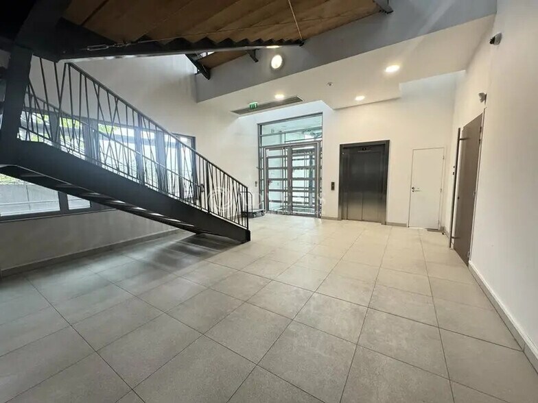 Light Industrial in Roissy-en-France to rent - Lobby - Image 2 of 11