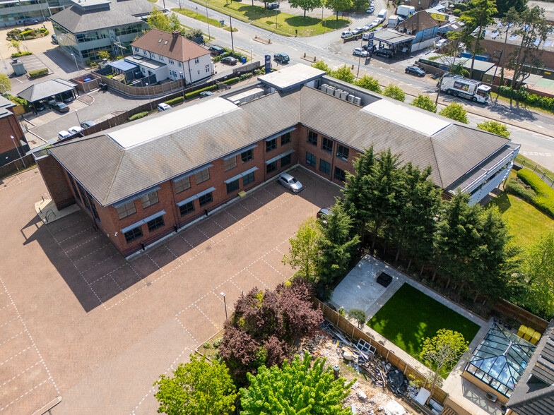 Oxford Rd, Gerrards Cross to rent - Building Photo - Image 3 of 15