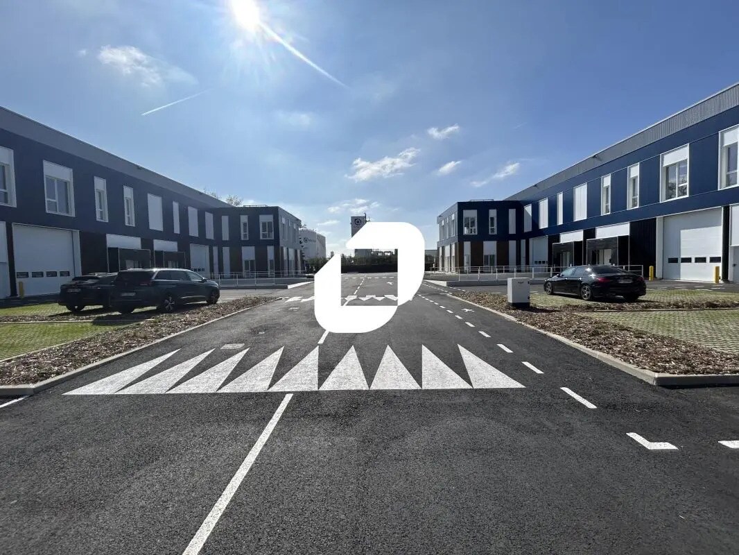 Light Industrial in Moissy-Cramayel to rent Building Photo- Image 1 of 12