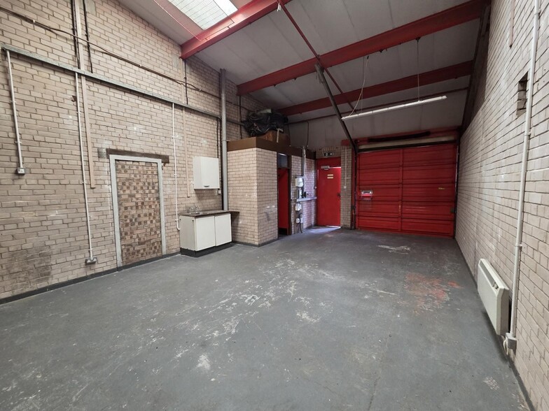 Eastmuir St, Glasgow to rent - Building Photo - Image 2 of 2