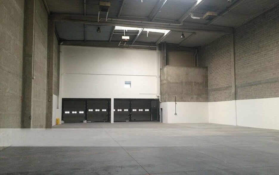 Light Industrial in Saint-Ouen-sur-Seine to rent - Interior Photo - Image 1 of 3
