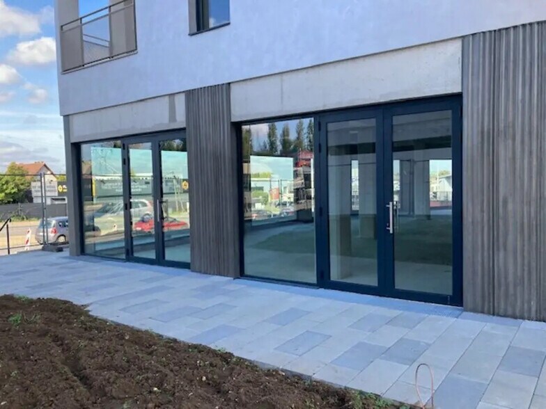 Retail in Magnanville for sale - Building Photo - Image 1 of 11