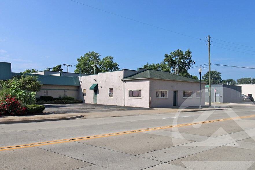 1704 E Nine Mile Rd, Hazel Park, MI for rent - Building Photo - Image 1 of 6