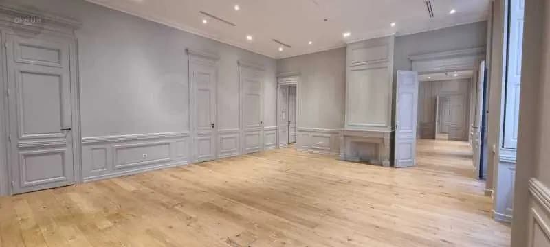 Location Bureaux 155 m² - Photo 1