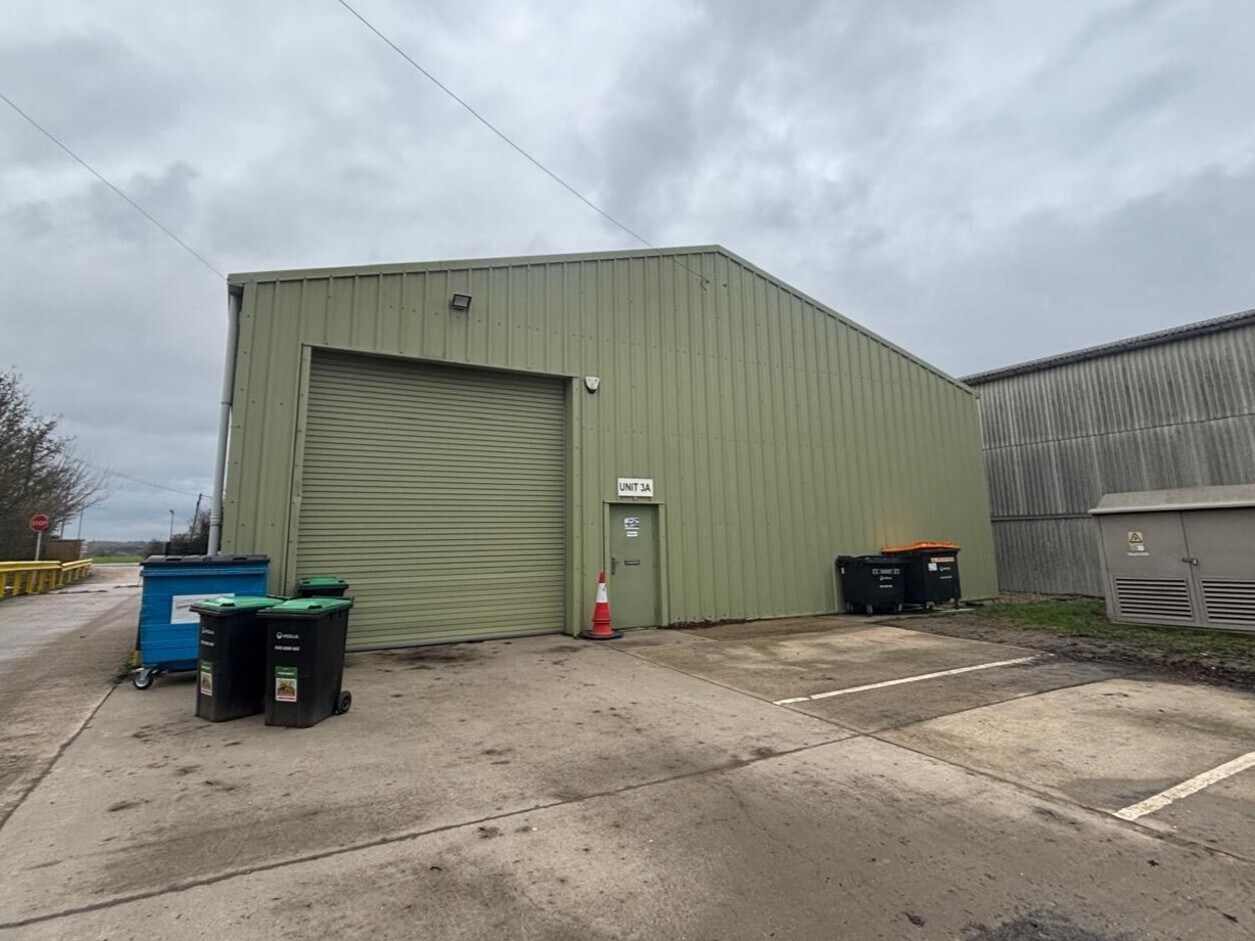 Chestnut Lane Ln, Royston to rent Building Photo- Image 1 of 8