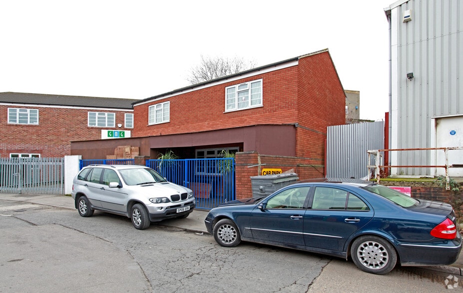 29 Fourth Way, Wembley for sale - Primary Photo - Image 1 of 1