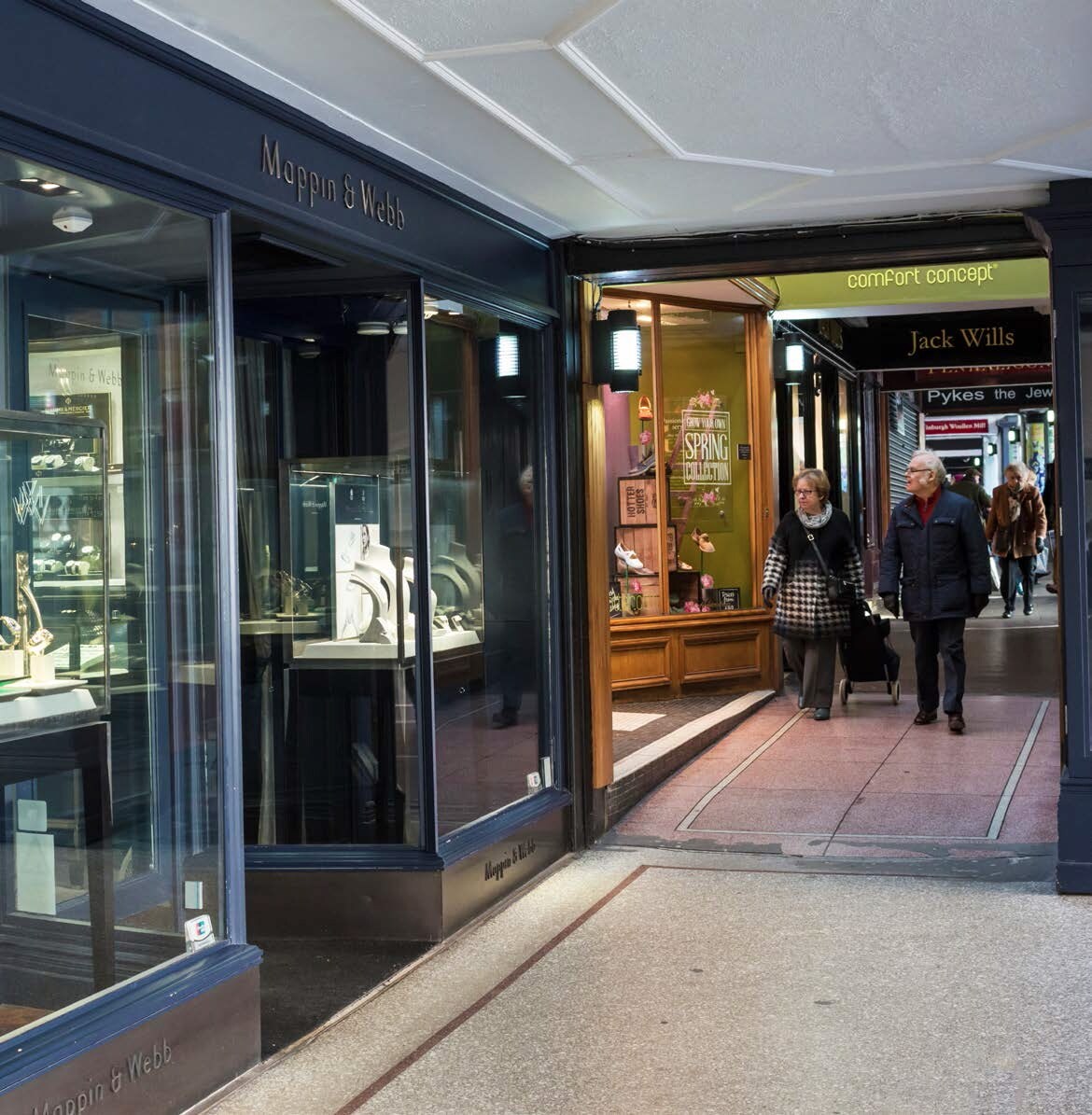 32 Eastgate Row, Chester for sale Primary Photo- Image 1 of 1