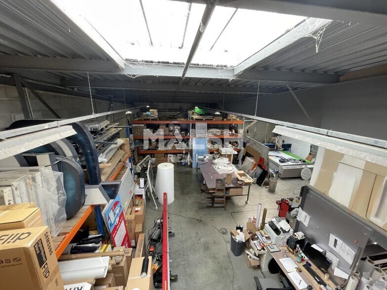Light Industrial in Brignais to rent - Interior Photo - Image 2 of 7