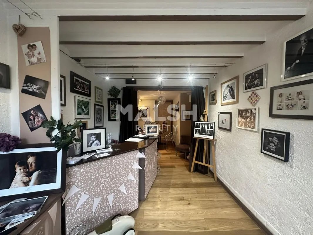 Retail in Lyon to rent Interior Photo- Image 1 of 7