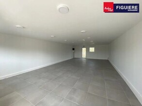 215 Avenue Jean Monnet, Saint-Cannat to rent Interior Photo- Image 2 of 3