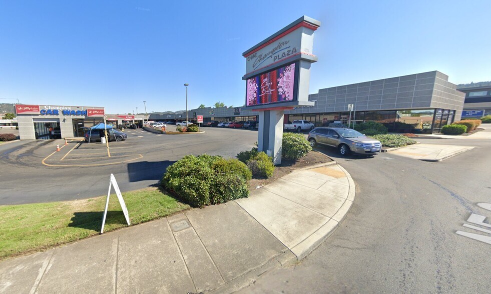 250 NE Garden Valley Blvd, Roseburg, OR for rent - Building Photo - Image 1 of 11