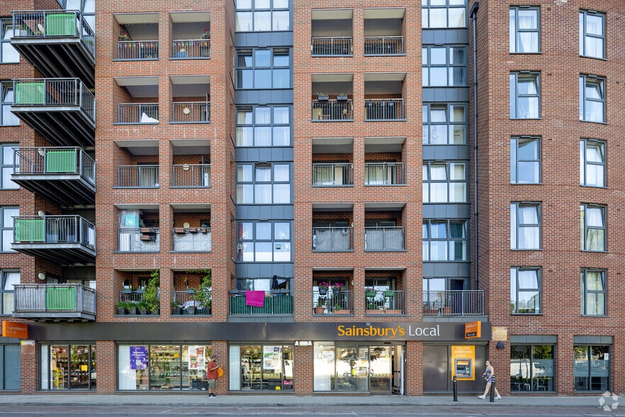 Kings Ave, London to rent - Building Photo - Image 2 of 2